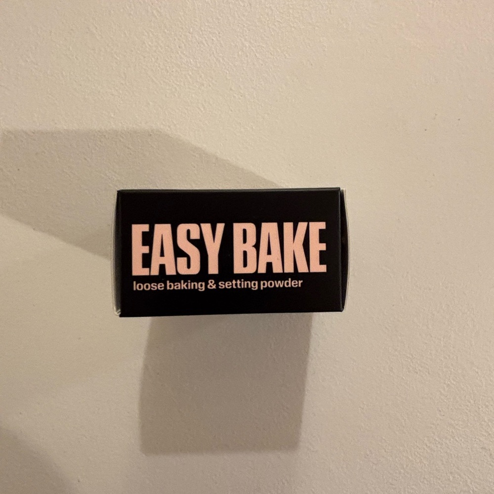 HUDA BEAUTY Easy Bake Loose Powder - Black and Pink - Picture 3 of 9